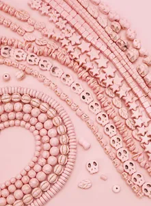 Dettaglio di perline turchesi rosa a forma di foglia e stella per creazione gioielli