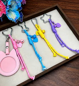 Detail van kleurrijke 5mm polyester gevlochten sleutelhangers met haken en bedels
