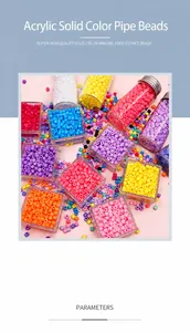 Vue détaillée de perles tubulaires en acrylique de 4 mm dans des bocaux en verre