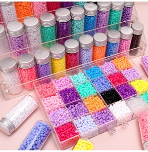 Vue détaillée de perles en acrylique 4mm colorées rangées dans des bocaux et des tiroirs