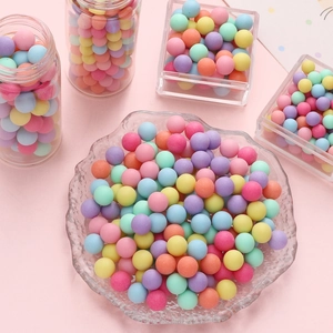 Matte macaron acryl kralen assortiment in glazen schaal voor DIY sieraden