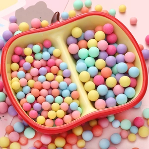 Gekleurde macaron acryl matte ronde kralen in een appelvormige kom voor DIY-knutselen