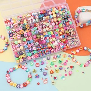 Vue détaillée de la boîte à 24 cases remplie de perles colorées en pâte polymère DIY