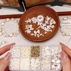 Dettaglio del set di perle fai-da-te con perline beige e scatola portaoggetti trasparente