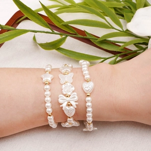 Set di 3 braccialetti di perle beige con ciondoli a cuore e stella dorati per donna