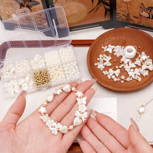 Kit per creazione gioielli fai da te con perline bianche e oro in scatola a 10 vani