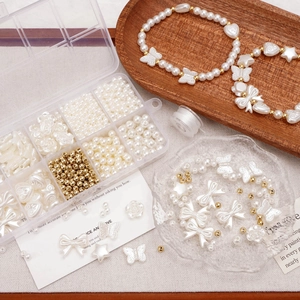 Set perline DIY con scatola a 10 scomparti inclusi ciondoli a stella e perle bianche