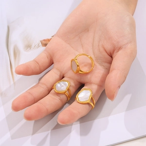 Set di anelli irregolari in acciaio al titanio placcati oro 18k con inserti in conchiglia