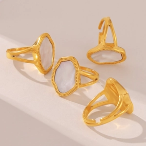Anello regolabile in acciaio inossidabile placcato oro 18k con conchiglia bianca
