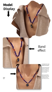 Dettaglio della collana di perle fatta a mano con cristalli blu rossi e ciondolo stella