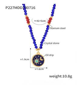Dettaglio della collana di perline blu con pietre di cristallo e ciondolo sole luna