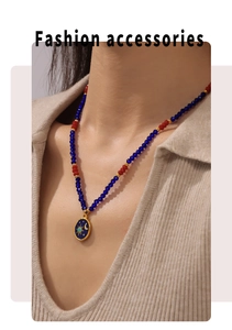Dettaglio ravvicinato della collana di perline con ciondolo blu sole e luna celeste