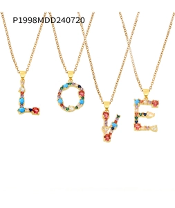 Détail de colliers dorés avec lettres LOVE sertis de pierres en zircon colorées