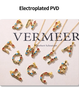 Détails des pendentifs lettres en cuivre avec zircons colorés et placage à l'or PVD