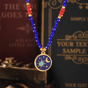 Collana boho con perline di cristallo blu e rosse e ciondolo con sole luna e stelle