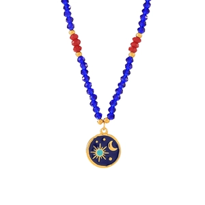 Collana artigianale con perline di cristallo blu e rosso e ciondolo smaltato sole luna