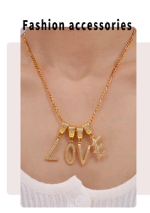 Dettaglio della collana placcata oro 18k con ciondoli lettere LOVE e micro-zirconi
