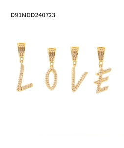 Dettaglio dei ciondoli con lettere LOVE placcati in oro 18k con micro zirconi incastonati