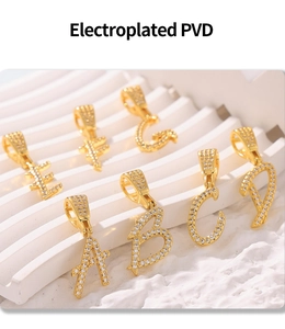Dettaglio del ciondolo a lettera placcato oro 18k PVD con micro zirconi incastonati