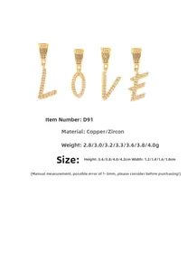 Vista macro di ciondoli LOVE in rame placcato oro 18k con pietre di zircone cubico