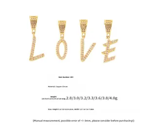 Dettaglio dei ciondoli alfabeto LOVE in rame placcato oro con micro-set di zirconi