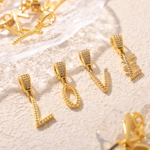 Ciondoli alfabetici in zircone micro-pavé con placcatura in oro 18 carati lettere LOVE