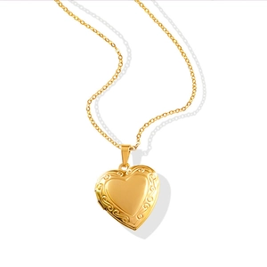 Collier médaillon coeur minimaliste en acier inoxydable plaqué or 18 carats avec motif vintage