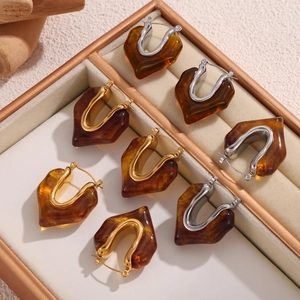 Orecchini a cerchio a forma di U in resina ambrata con placcatura in oro 18k su vassoio