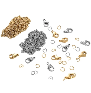 Vista plana de juegos de cadenas de acero inoxidable oro y plata con cierres y anillas