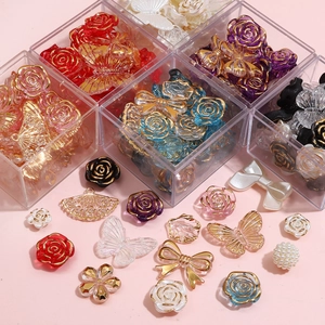 Perles en acrylique colorées fleurs et papillons avec bords dorés dans une boîte de rangement
