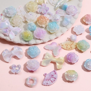 Mischung aus irisierenden Acrylperlen in Blumen- und Schmetterlingsform für DIY-Schmuck