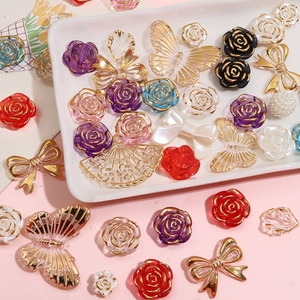Perles en acrylique à bords dorés en formes de fleurs et papillons pour bijoux DIY