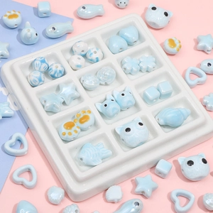 Blauwe en witte keramische kralen in diverse vormen voor het maken van DIY-sieraden