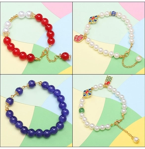 Gedetailleerde weergave van vier handgemaakte kralenarmbandensets met bedeltjes