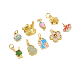 Sammlung goldener orientalischer Anhänger mit Glücksbeuteln und Lotus für DIY-Schmuck
