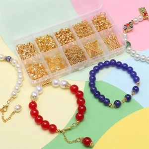Schmuckset zum Basteln mit Karabinern und Perlenkappen in einer 10-Fächer-Box