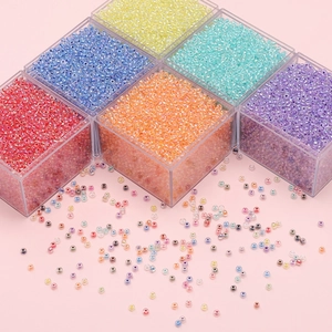 2mm bunte Glasperlen mit Perlmuttglanz in Boxen für DIY-Schmuck und Bastelarbeiten