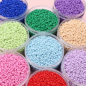 Gekleurde 4x6mm acryl pinda kralen in transparante potjes voor DIY-sieraden maken