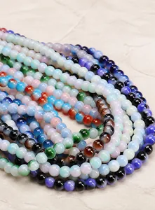 Macro-detail van 8mm gekleurde glazen kralen voor sieraden met natuurlijke texturen