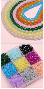 Vue macro de perles en verre colorées en forme de barillet pour la création de bijoux