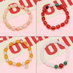 Quatre couleurs de bracelets en perles de jade synthétique avec breloques dorées