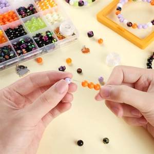 Halloween sieraden set met schedelkralen en acryl bedeltjes in 24-vaks doos