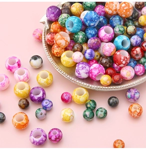 Detailansicht bunter 10mm Acryl-Blütenperlen mit großen Löchern für DIY-Schmuckherstellung