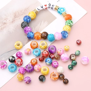 Bunte Acrylperlen mit Marmortexter und Blumenanhängern für DIY-Schmuckherstellung