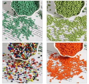 Macro-detail van 2mm glazen kralen in groen en oranje voor DIY sieraden maken