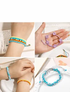 Détail de perles en acrylique colorées de 4 mm pour bracelets tissés à la main.