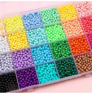 Opbergdoos met kleurrijke 4mm acryl kralen voor het zelf maken van sieraden en DIY