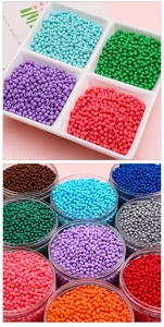 Detailopname van 4mm acryl kralen in diverse felle kleuren voor DIY sieraden maken