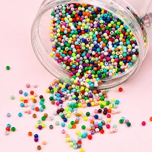 Vue macro de perles rondes en acrylique coloré de 3 mm pour la création de bijoux DIY