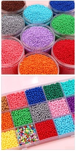 Vue détaillée de perles acryliques 3mm en boîte de 24 cases pour création de bijoux